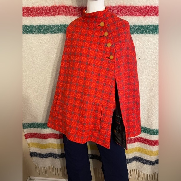70’s Pure New Wool plaid cape with removable belt. - Picture 3 of 4